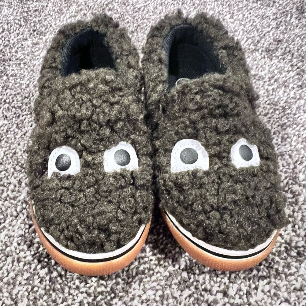 Green fuzzy monster sneakers Cat & Jack size 7